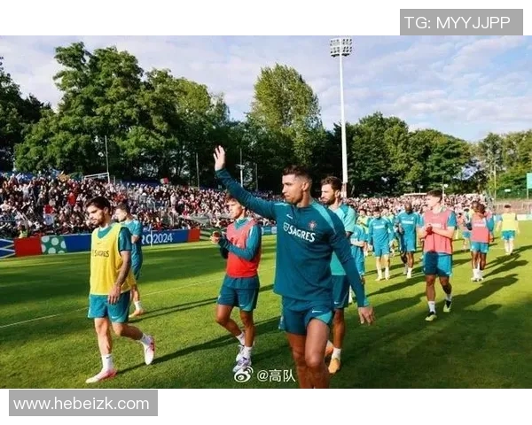 足球明星签名背后的感人故事与温暖瞬间分享